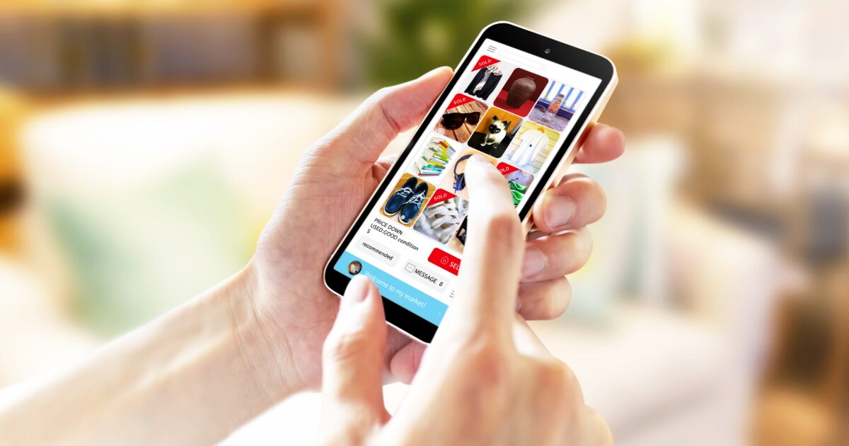 スマートフォンでフリマアプリを操作する手元のアップ