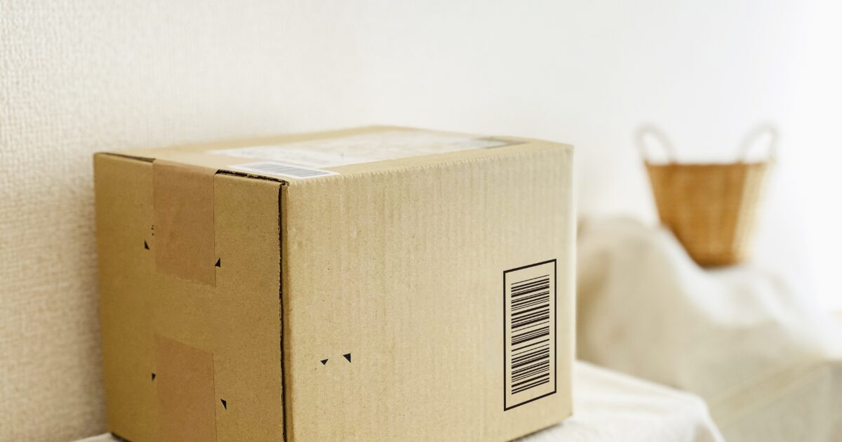 配送ラベル付きの段ボール箱