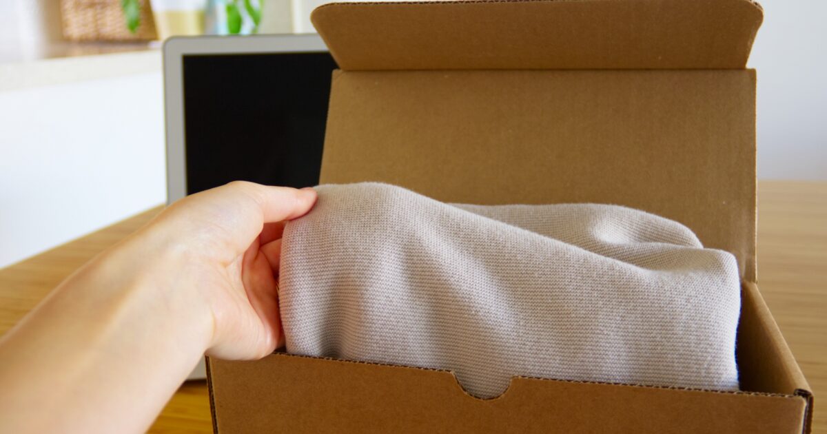 段ボールにニットを梱包している様子