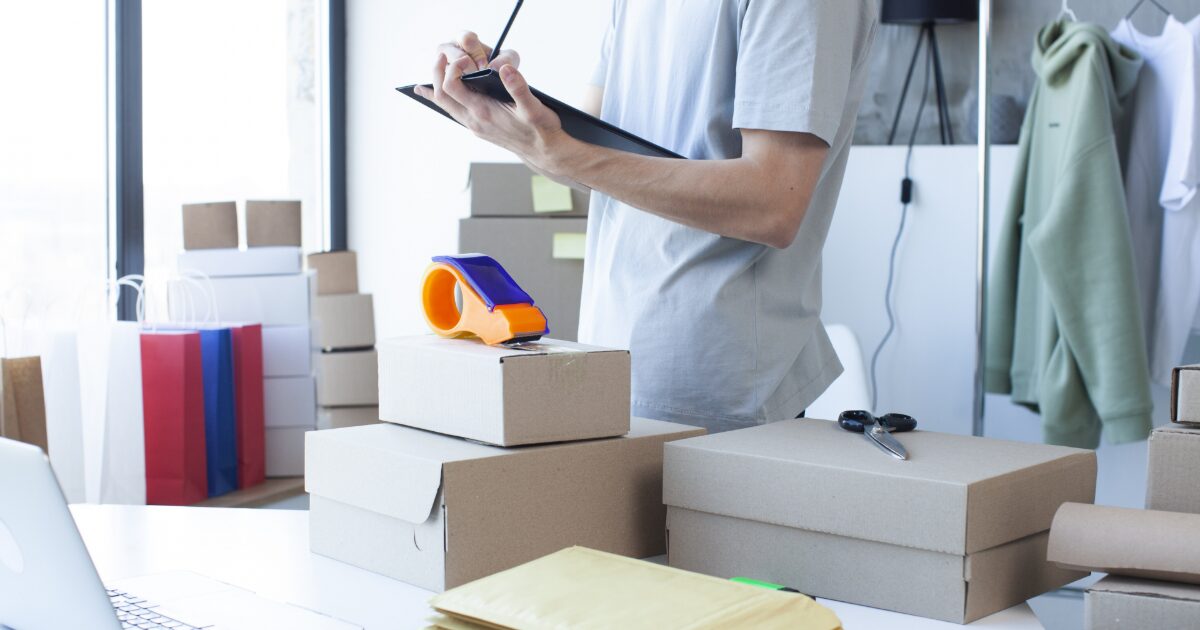 梱包作業中に伝票を記入する作業スペース