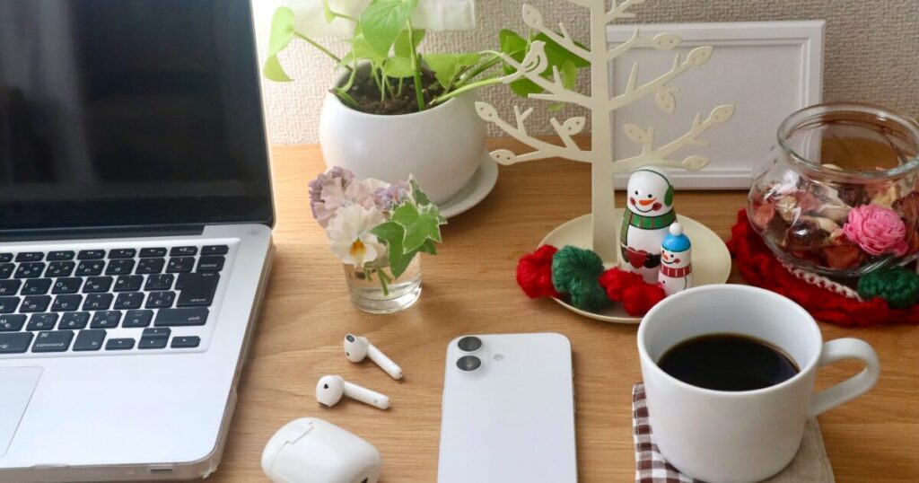 自宅のデスクに置かれたノートパソコンとコーヒー