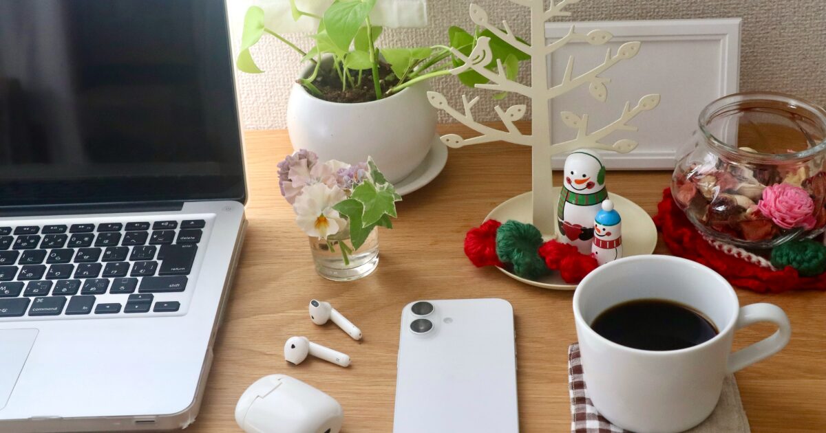 自宅のデスクに置かれたノートパソコンとコーヒー