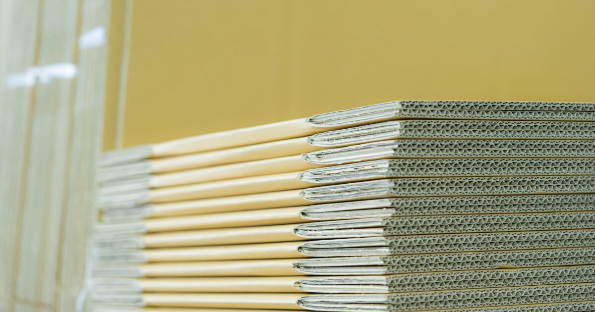 重ねて積まれた段ボールシートの側面