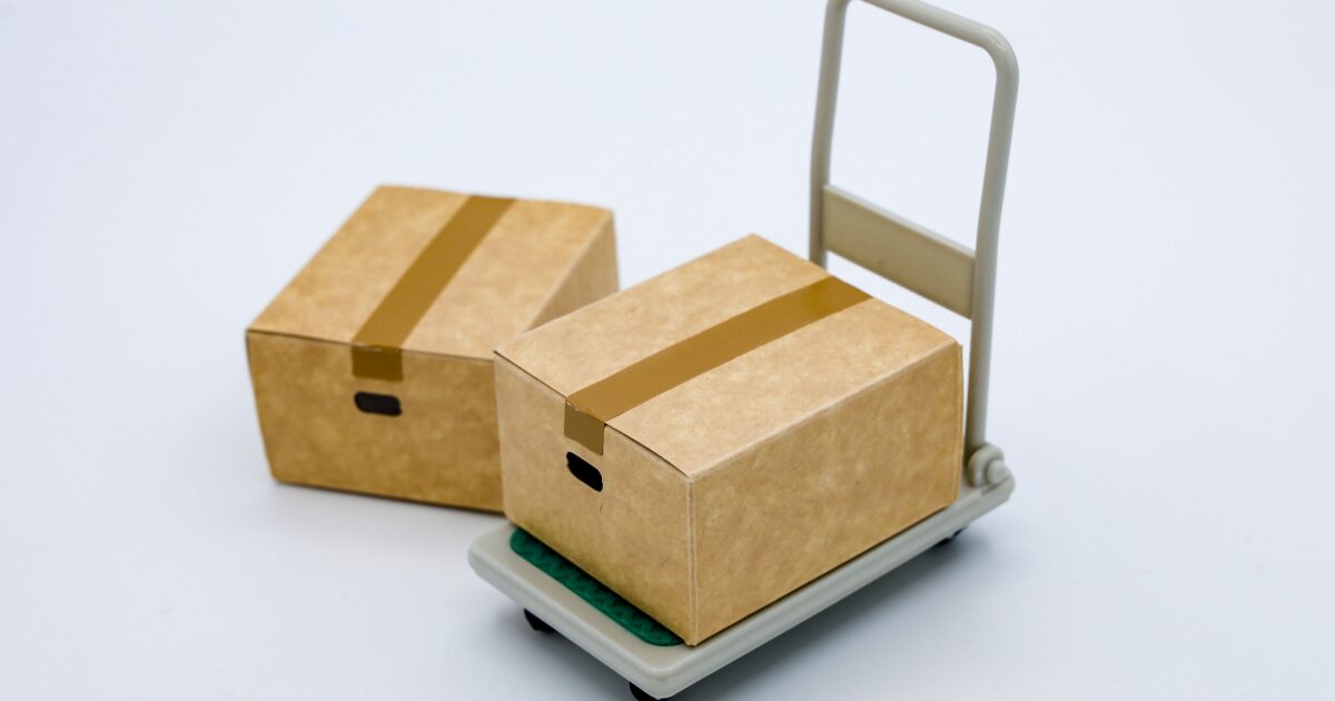 台車に載せたダンボール箱のミニチュアモデル
