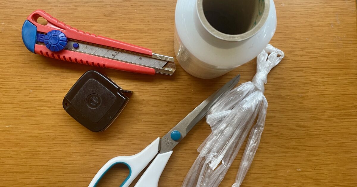 カッター、ハサミ、テープ、メジャーなどの梱包作業に使う道具一式