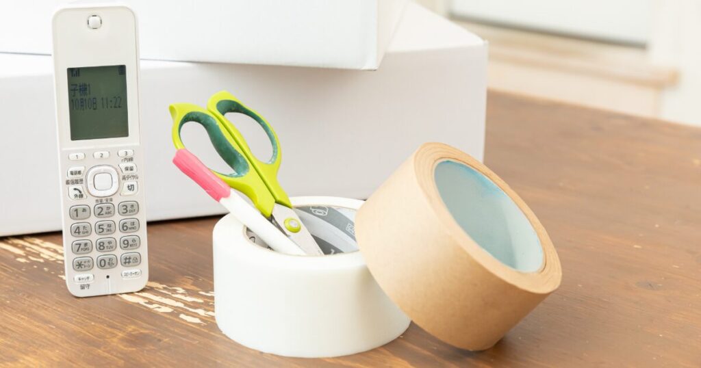 引っ越し準備のための梱包用品と電話機
