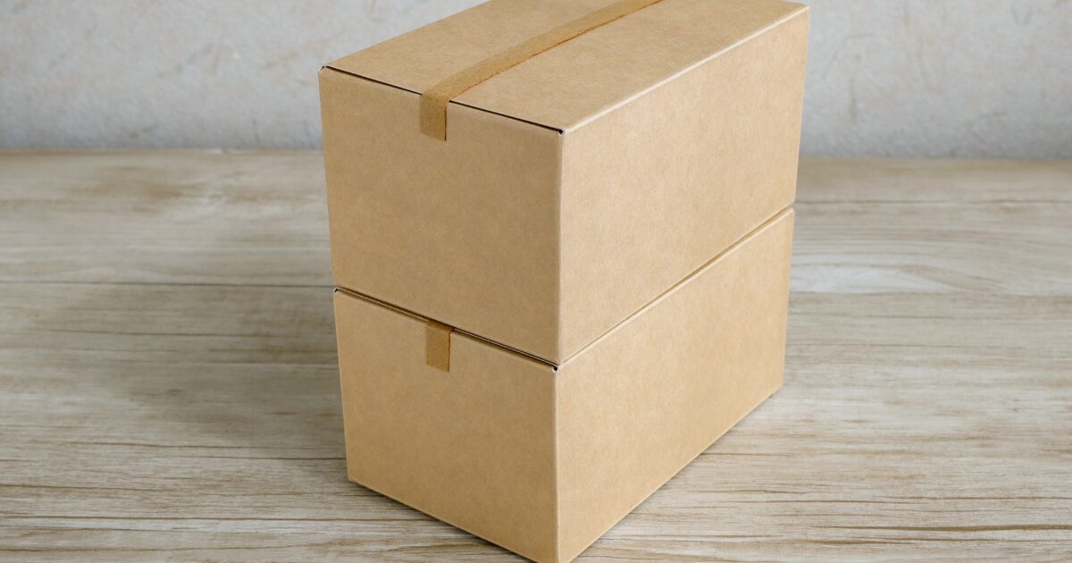 テープで封をされたクラフト素材のダンボール箱が2つ重ねられた状態